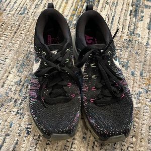 WOMENS NIKE FLYNIT MAX RUNNING SNEAKERS